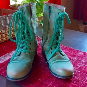 Steve Madden Troopa Light Green size 7.5